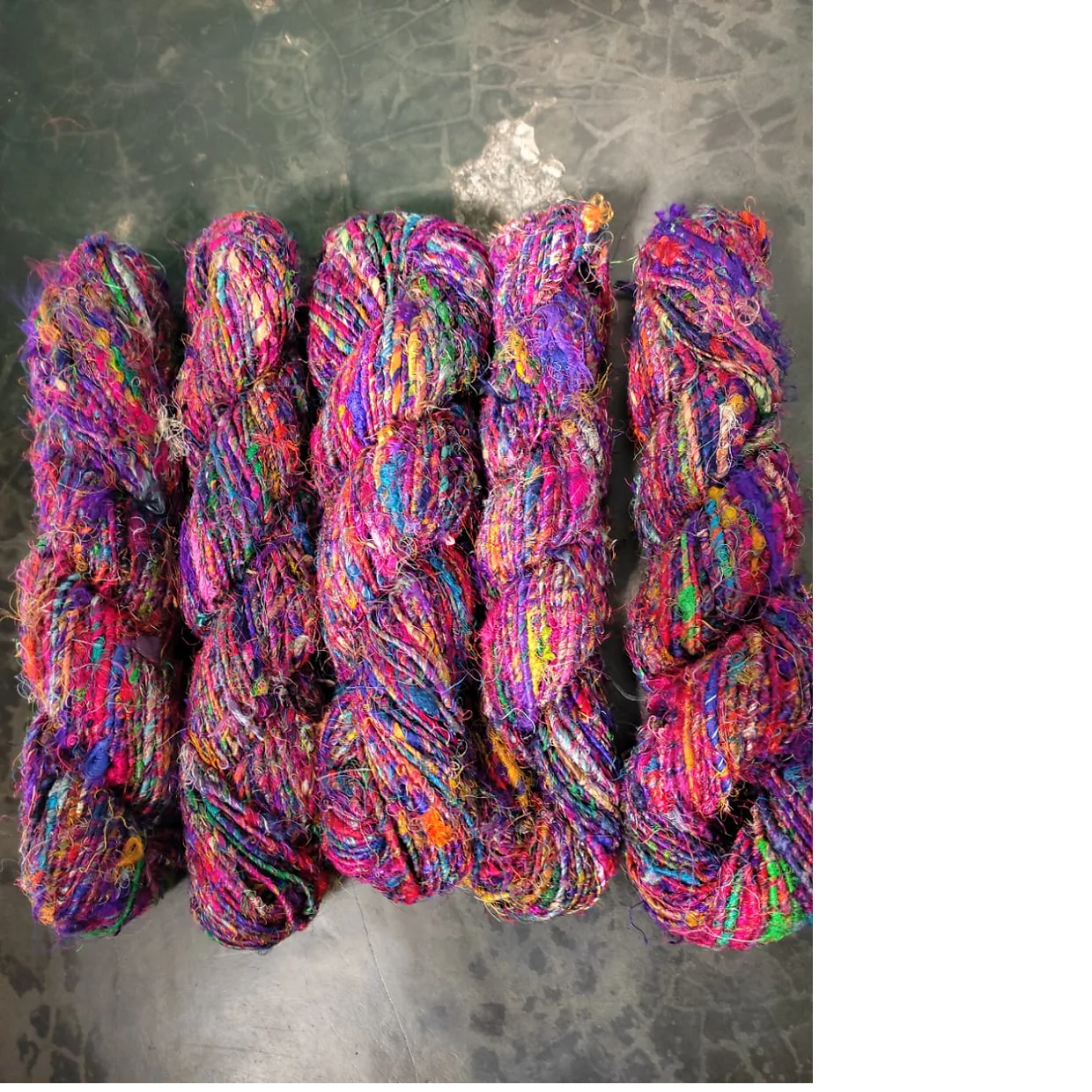 Изготовленная на заказ многоцветная шелковая лента sari разных цветов из переработанного волокна sari, подходит для магазинов пряжи и волокон