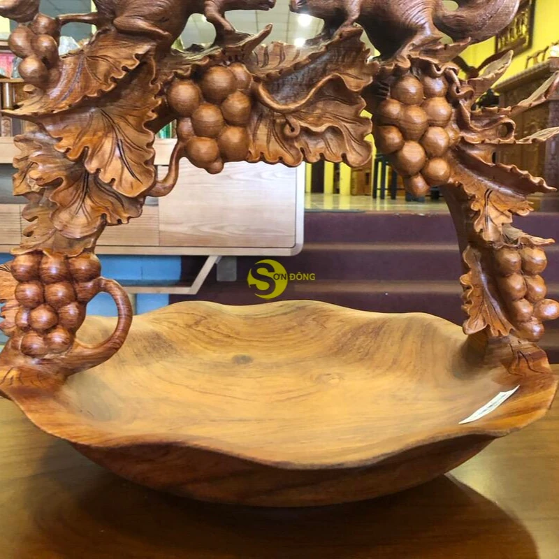
Fruit plate of squirrel squirrel grapes 