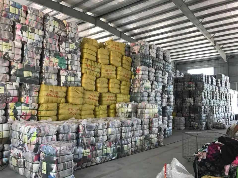  Для мужчин и женщин используется ткань в тюках зимняя сезон использованная одежда