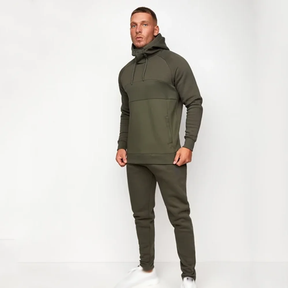 Лучший мужской спортивный костюм для зимы с логотипом под заказ | Высококачественные спортивные костюмы с логотипом и размерами на заказ