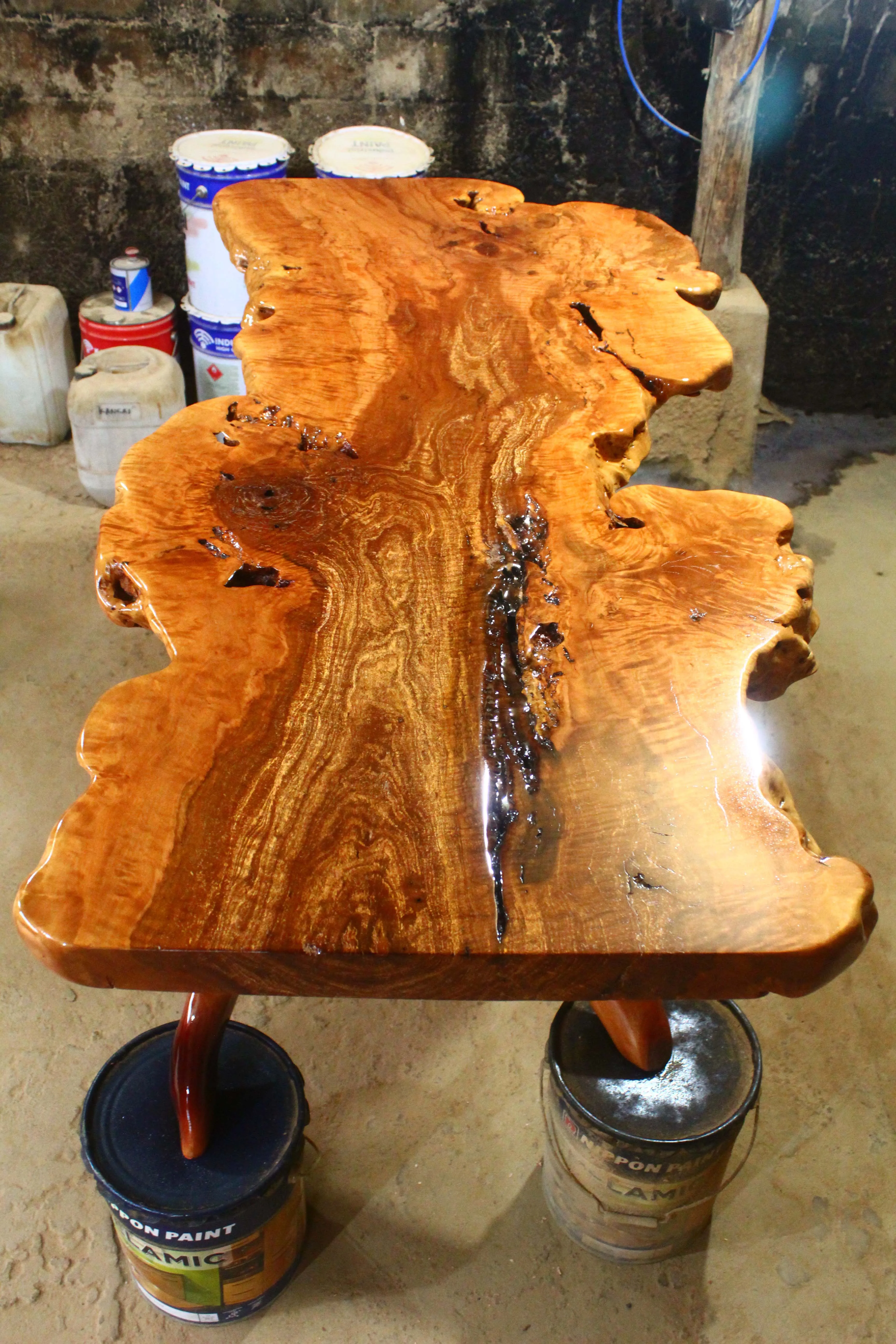 Обеденный стол с изображением корня личи