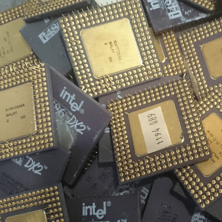 Процессор Intel Pentium Pro, керамический процессор с золотыми контактами