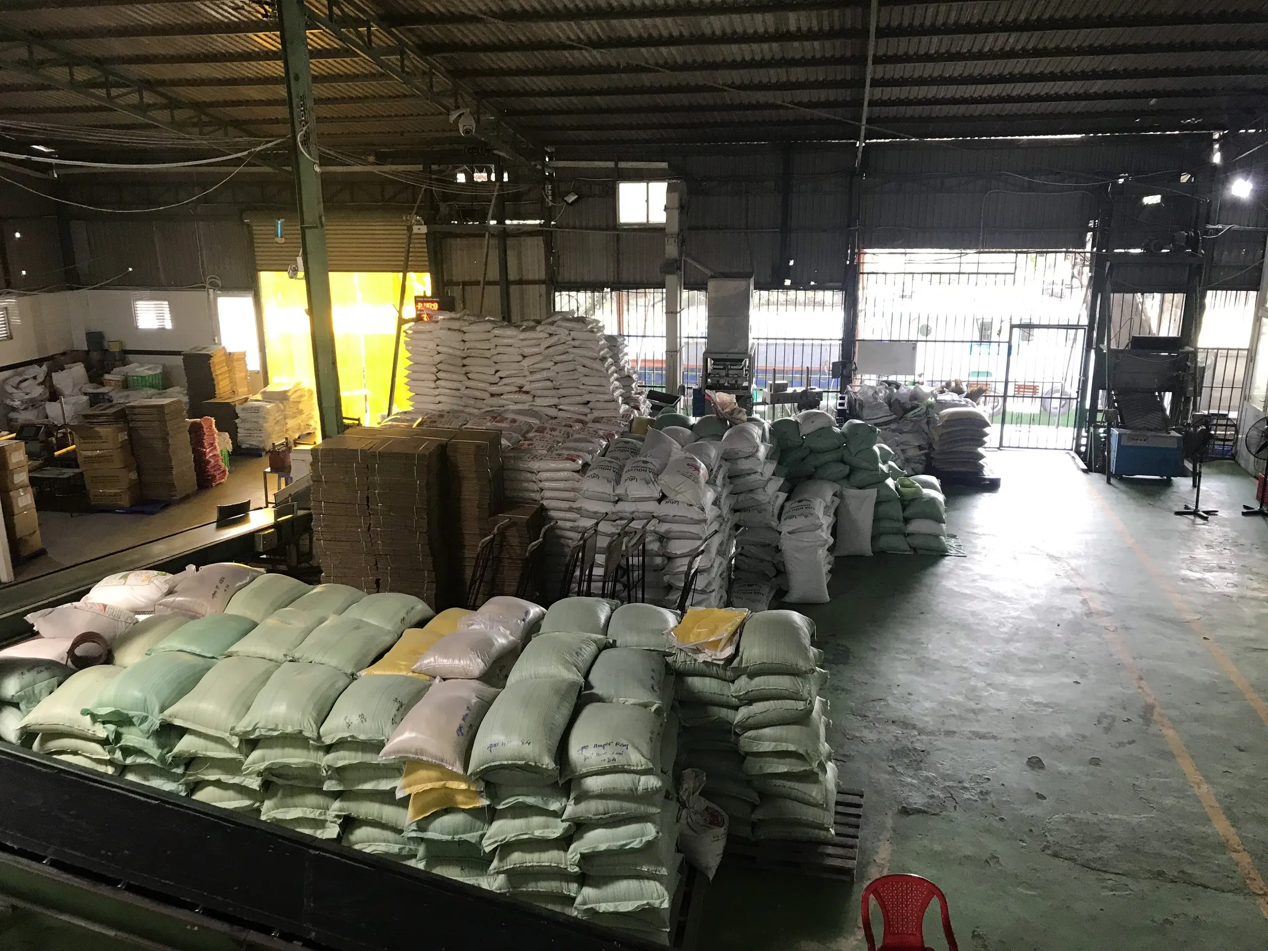 Готов отправить высшее качество по всему миру оптовая продажа вьетнамский экспорт риса длинный белый жасмин рис 5% сломанный