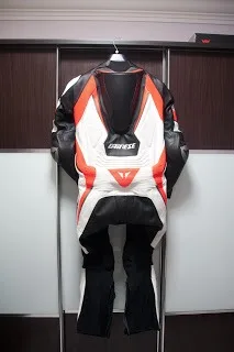 Изготовленная на заказ одежда из натуральной кожи для мотогонок и автогонок