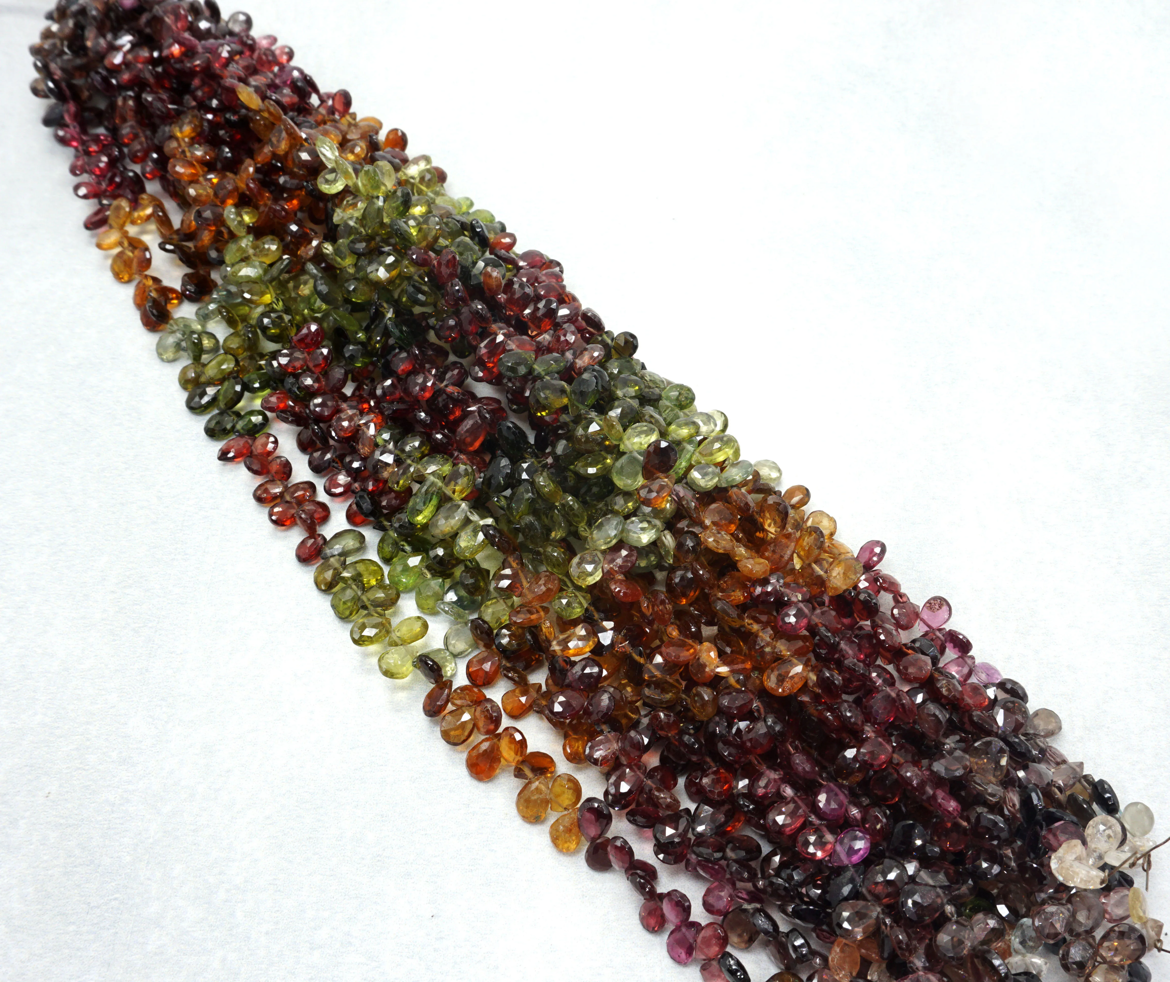  Натуральные сапфировые бусины из тундры граненые в форме груши бриолет разноцветные незакрепленные с драгоценными камнями 4*6 - 5*7 мм 9 дюймов