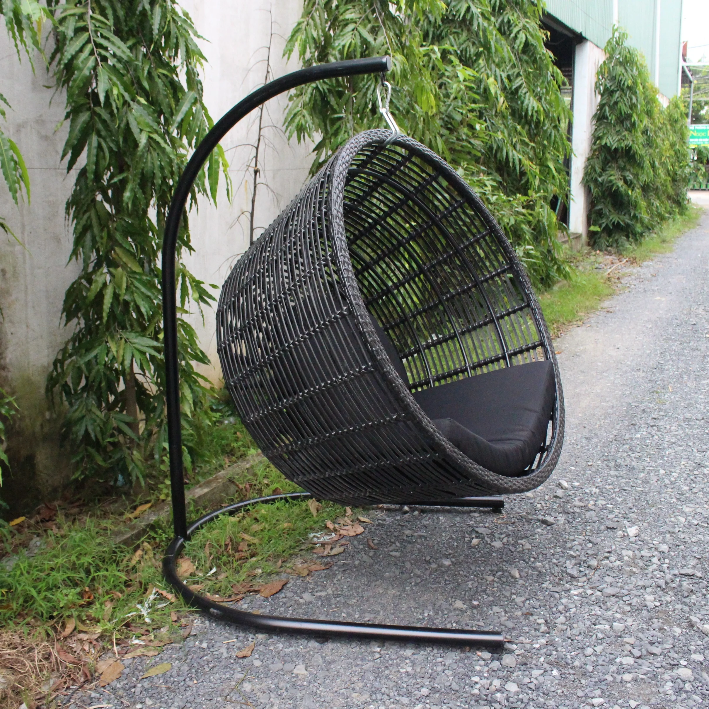 Poly rattan outdoor wicker patio iron frame black color swing egg chair garden furniture for balcony