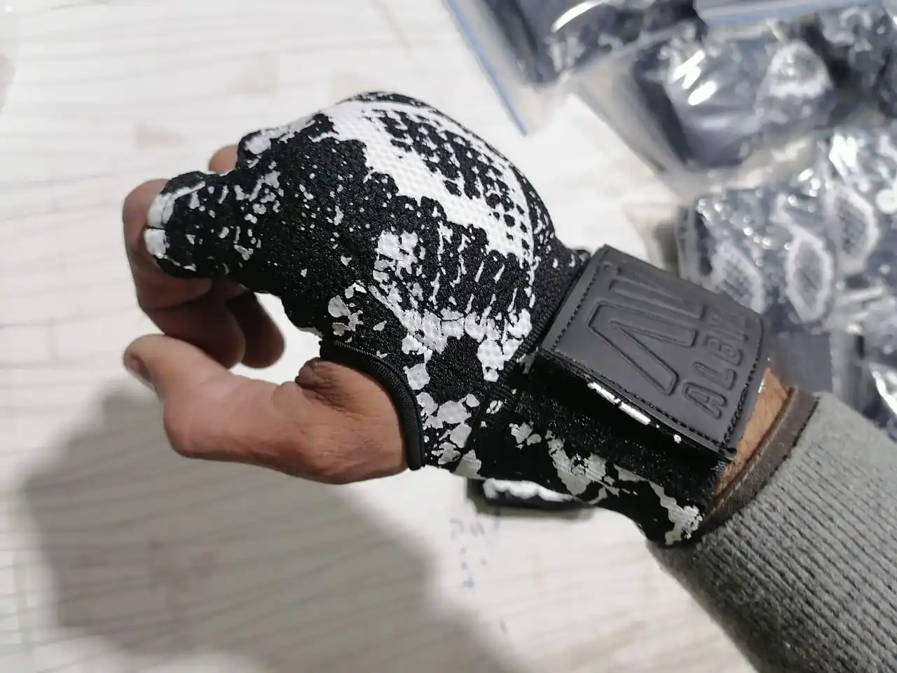 Питоновым принтом гелевый мягкий внутренний перчатки ММА ручная обертывания боксерский мешок кулак с мягкой повязкой