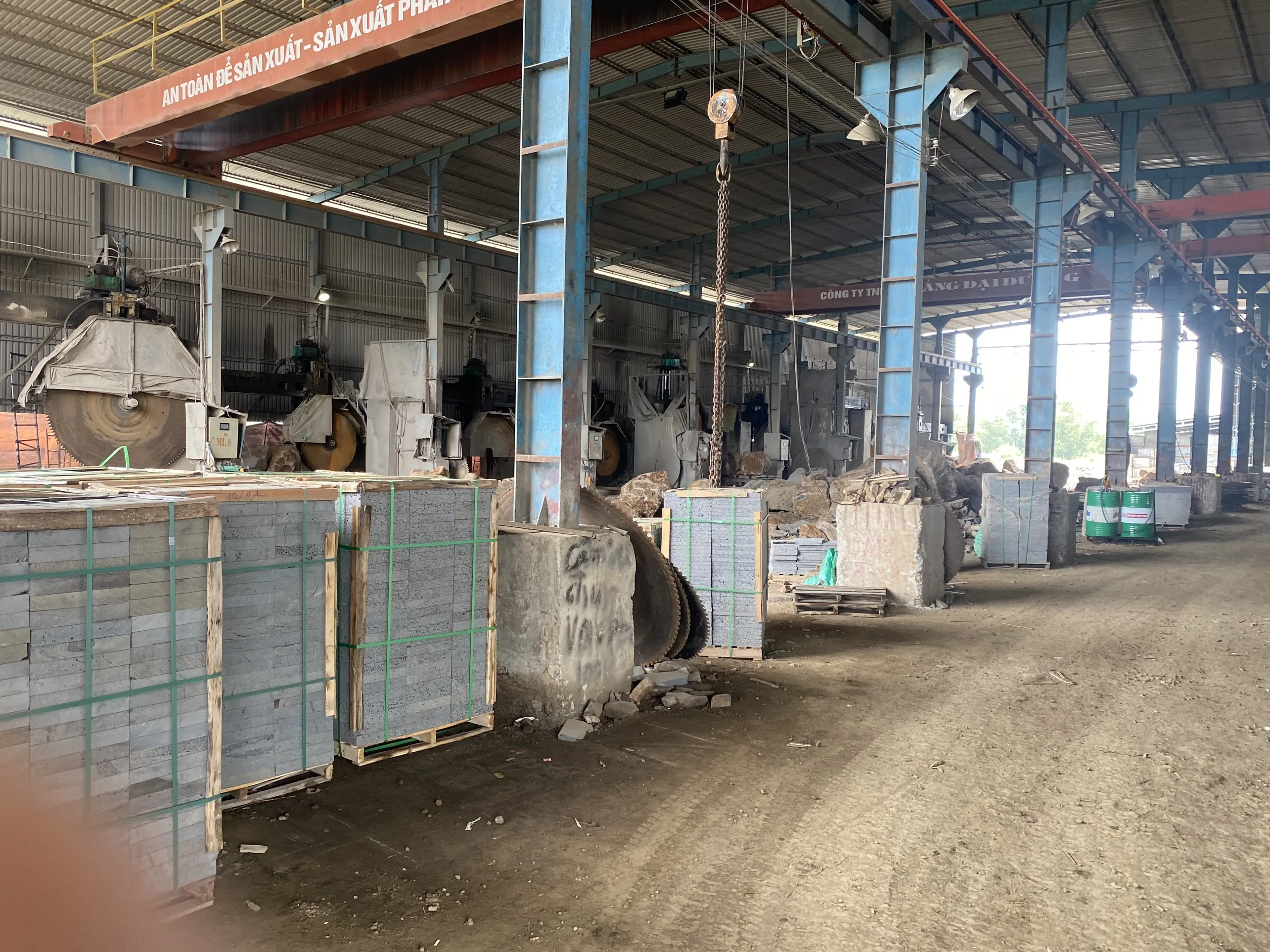 High Quality ELA Stone Modern Minimalist Midcentury Park Farmhouse Villa Flamed  Blue Limestone from Vietnam