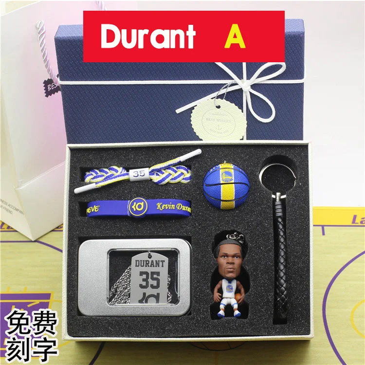 
Джеймс Коби Брайант, карри харден и Кайри эйрвинг Вестбрук, подарите мальчику, игрушечный браслет в качестве рождественского подарка 