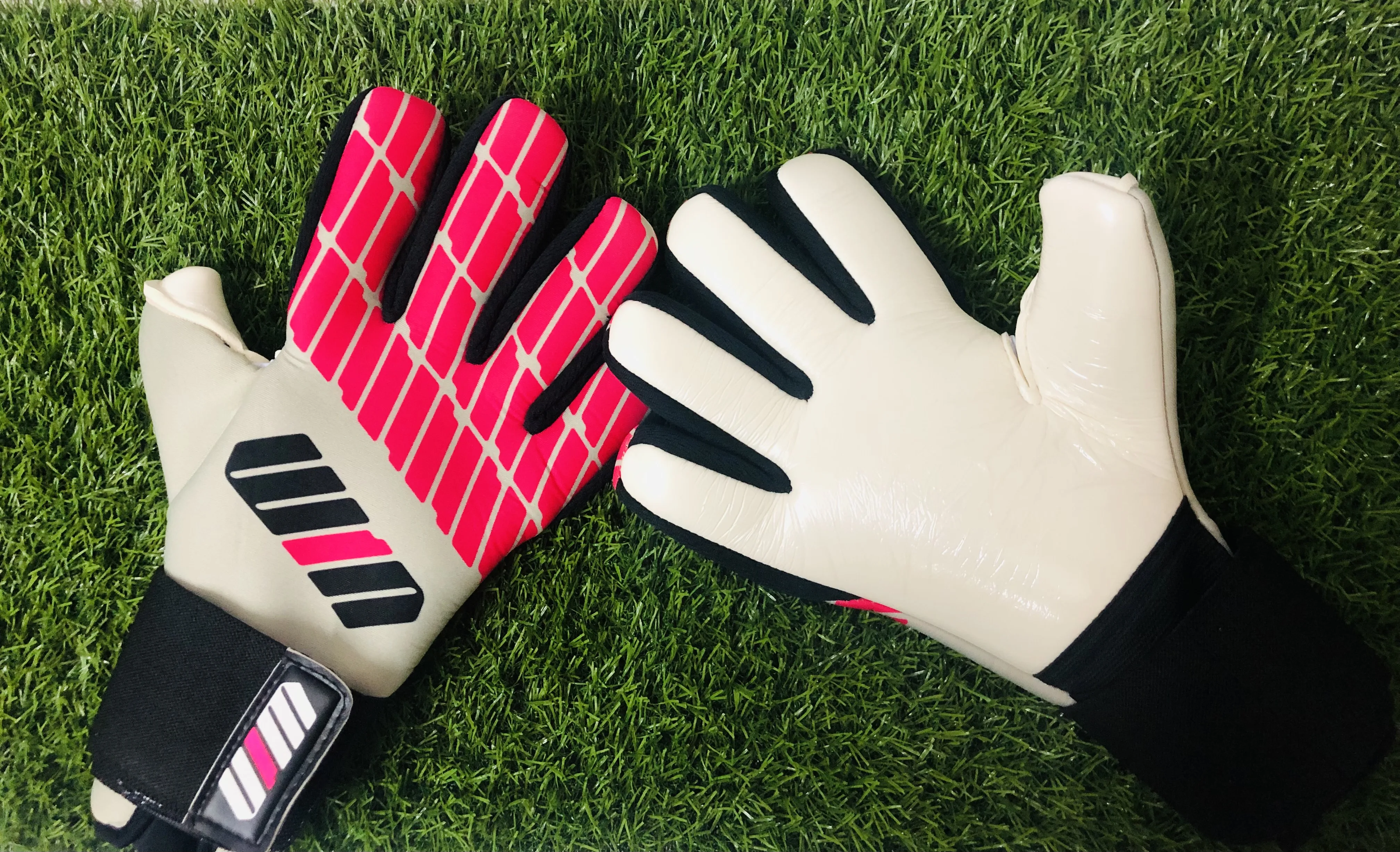 Goalkeeper Gloves Professional/HIGH QUALITY GERMAN LATEX 4MM