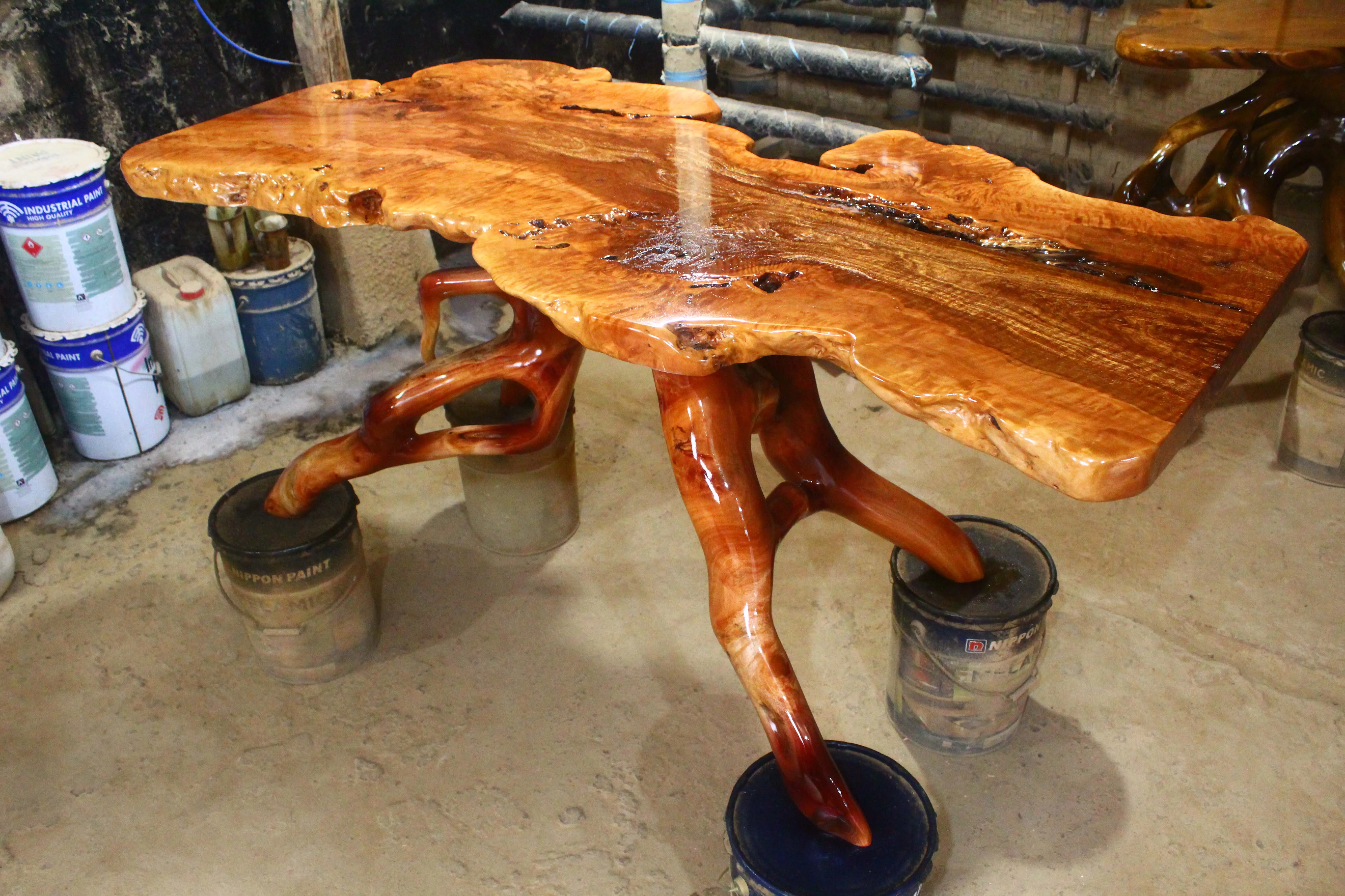 Обеденный стол с изображением корня личи