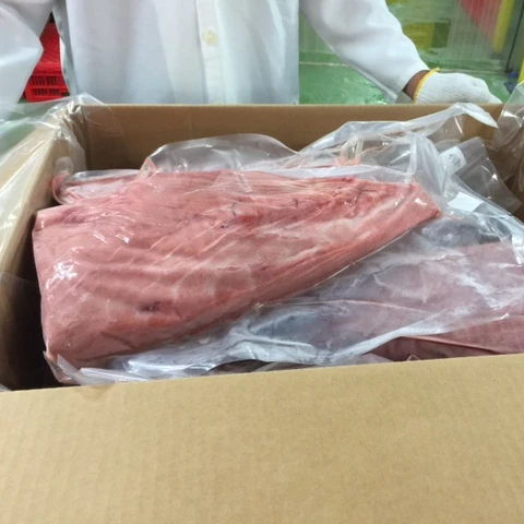 Ломтики тунца разрезы желтоплавкий