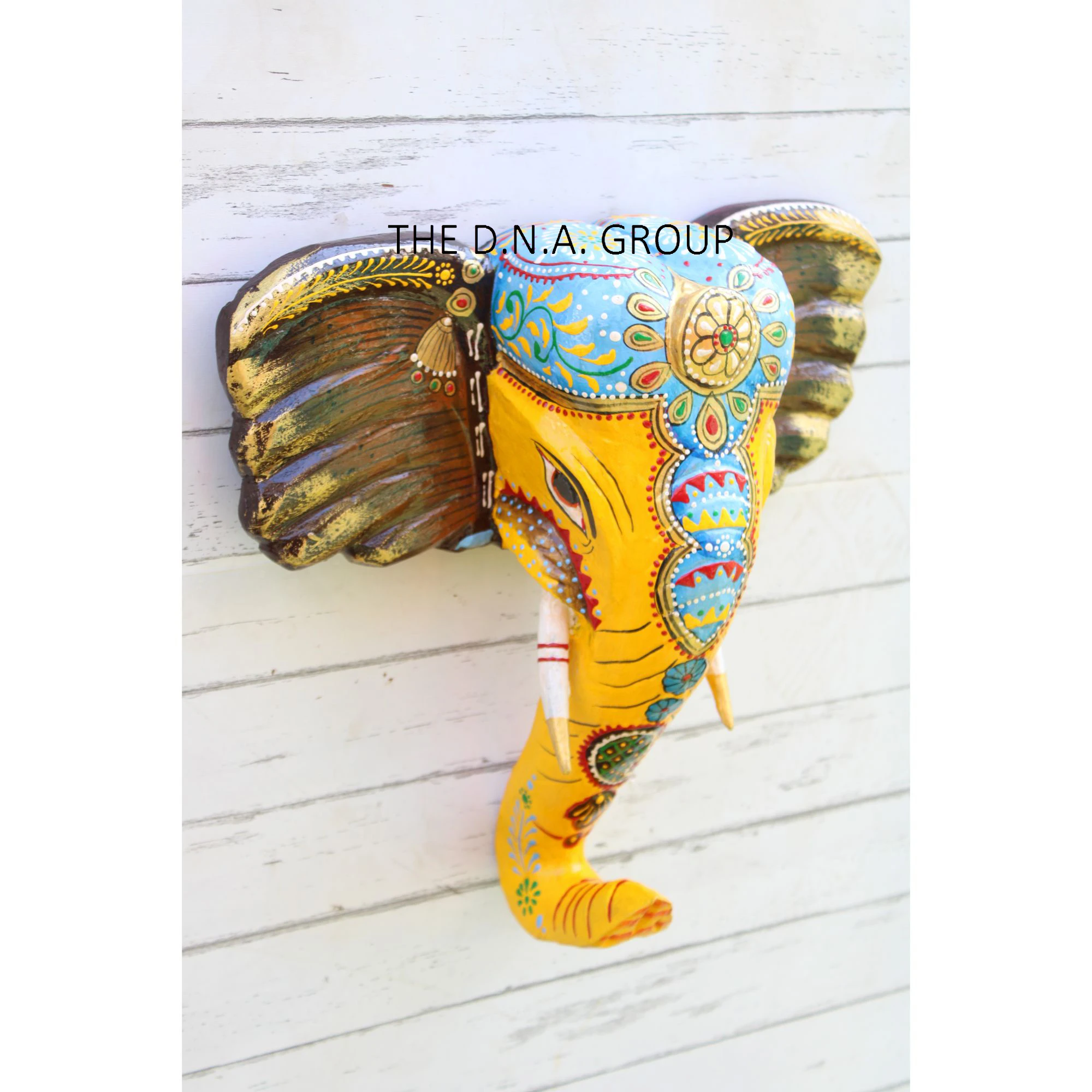 Яркая цветная деревянная декоративная статуэтка в этническом стиле