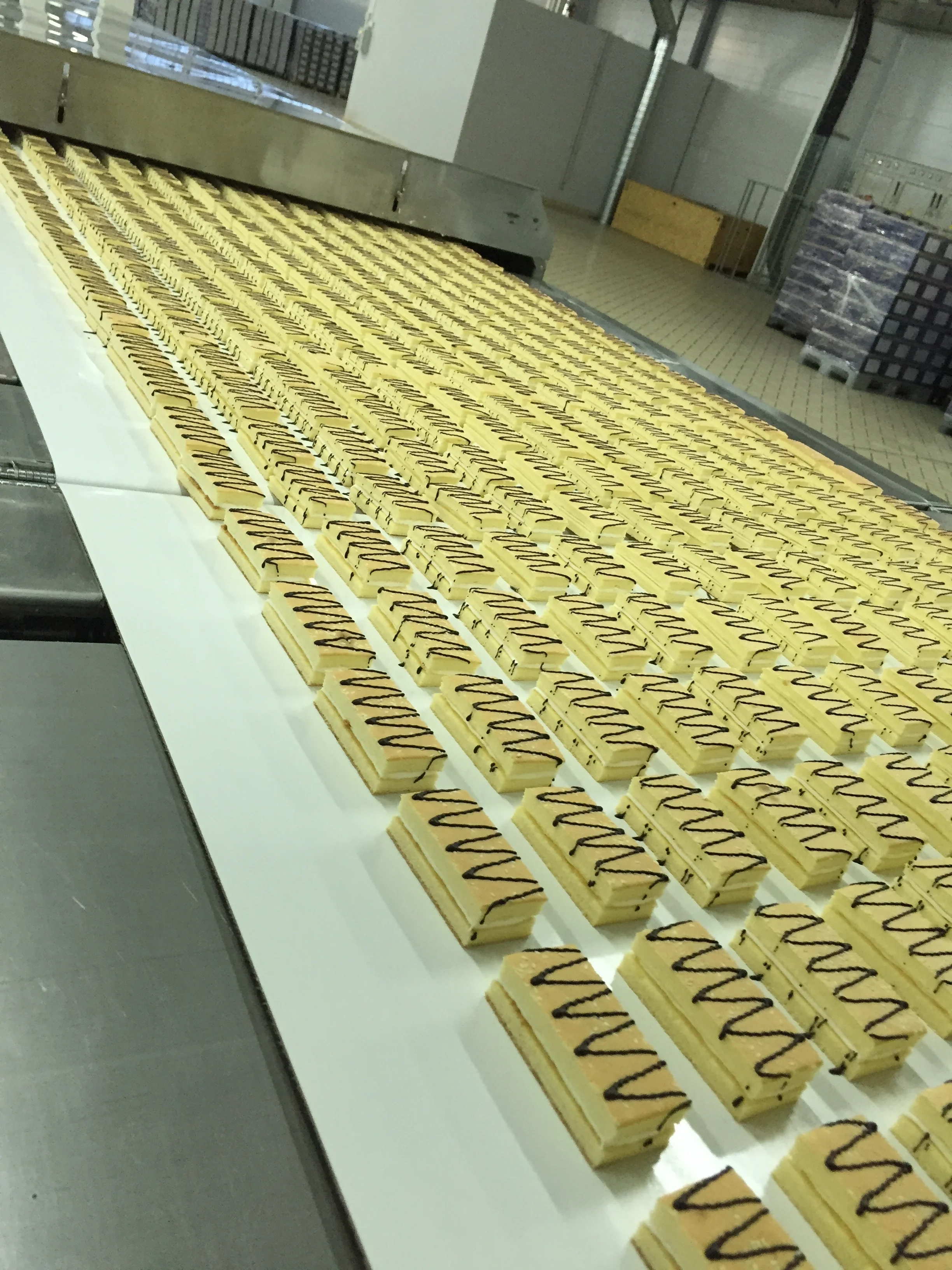 Automatic swiss roll cake making machine with CE Certificate, high efficiency baking equipment