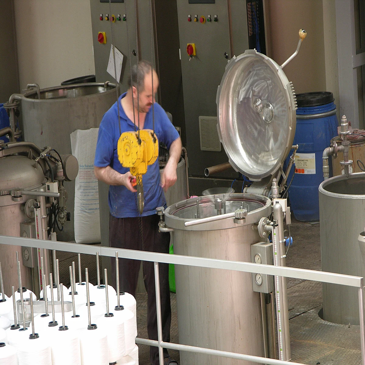 Textile Polyester Cotton Acrylic Fiber Muff Sewing Thread Textured HT HP Bobbin Yarn Cone Dyeing Machine 20 kg