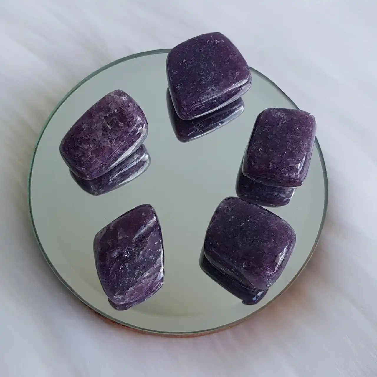 Оптовая продажа натуральный лепидолитный барабанный камень для лечения рейки крупный производитель драгоценных камней KingGems