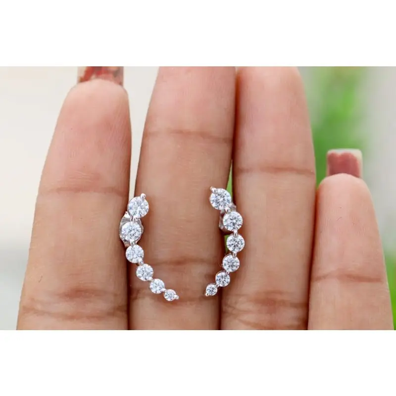 Серьги-гвоздики из белого золота с бриллиантами карат