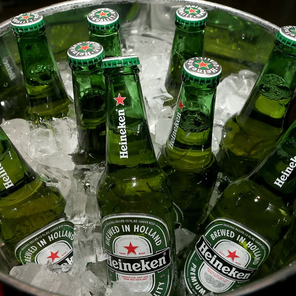 Heineken 0 без спирта бутылки пива.