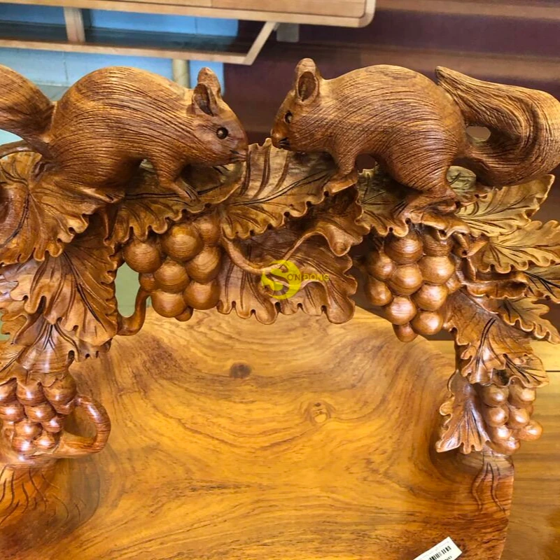 
Fruit plate of squirrel squirrel grapes 
