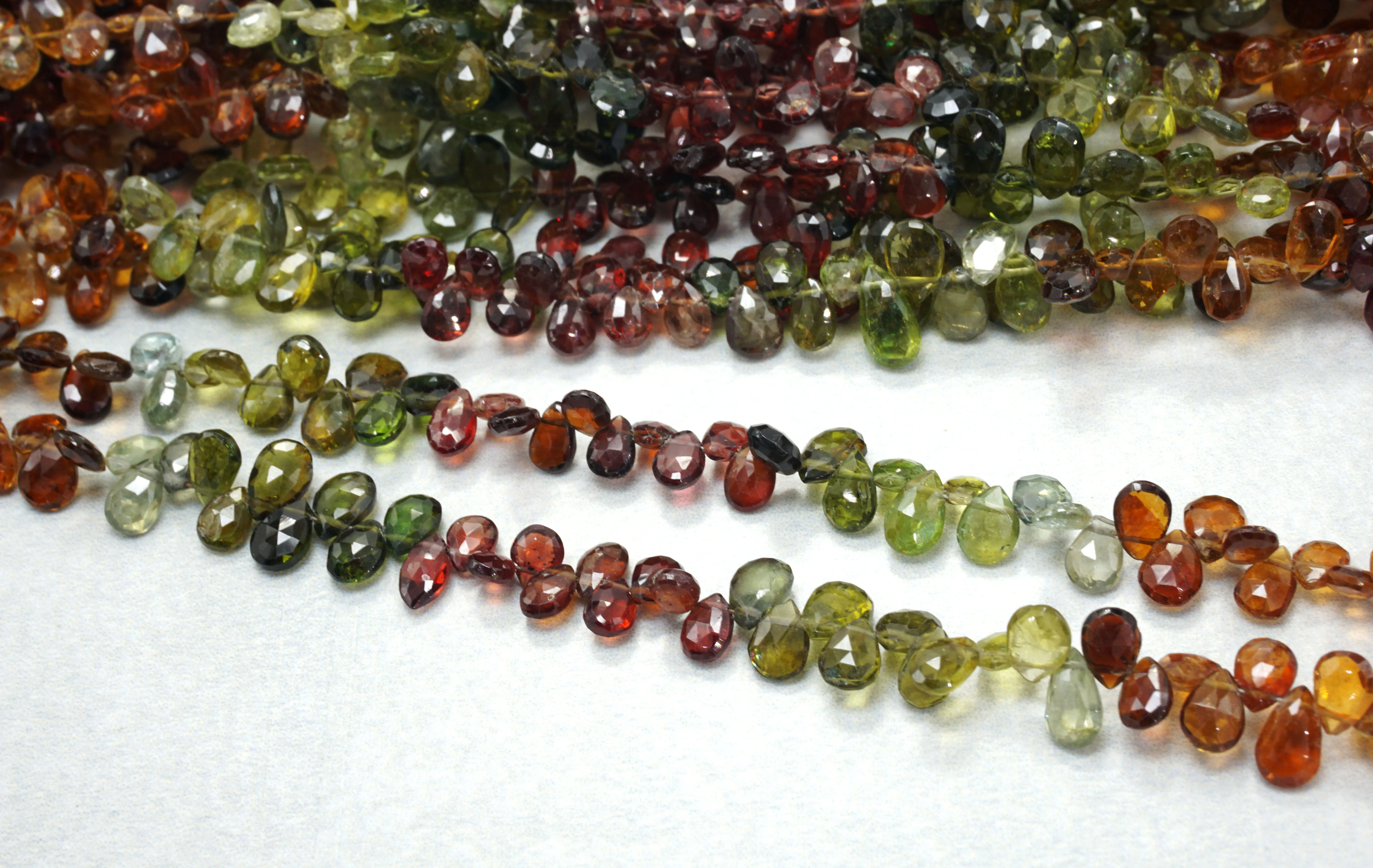  Натуральные сапфировые бусины из тундры граненые в форме груши бриолет разноцветные незакрепленные с драгоценными камнями 4*6 - 5*7 мм 9 дюймов