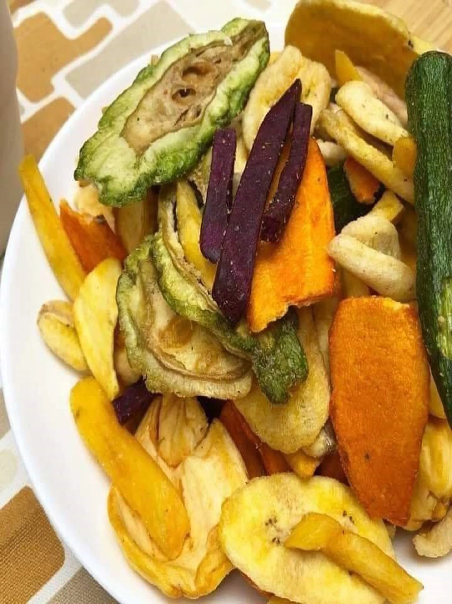 Чипсы YUMMY сделанные из сушеных овощей и фруктов/ (Ms) KIO HUYNH + 84 34 375 8904