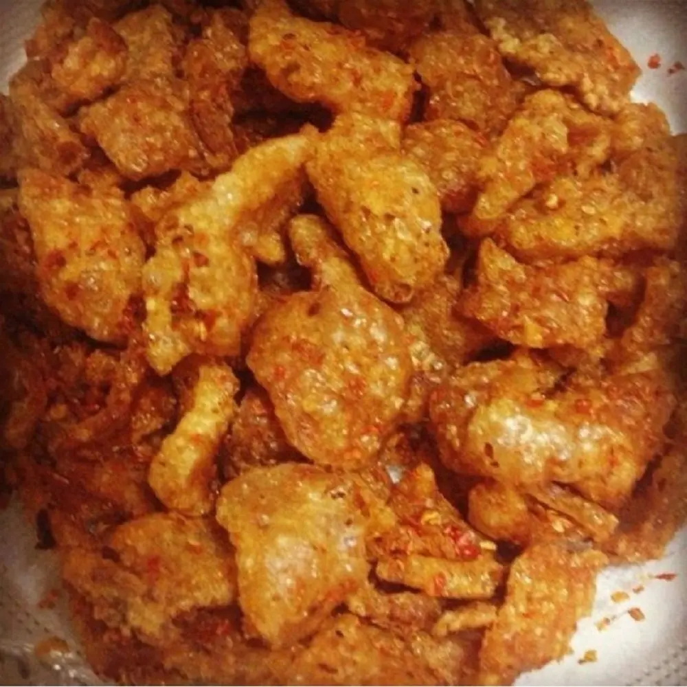 Лучшая закуска жареная свиная кожа с чесноком и Чили хрустящий соленый вкус