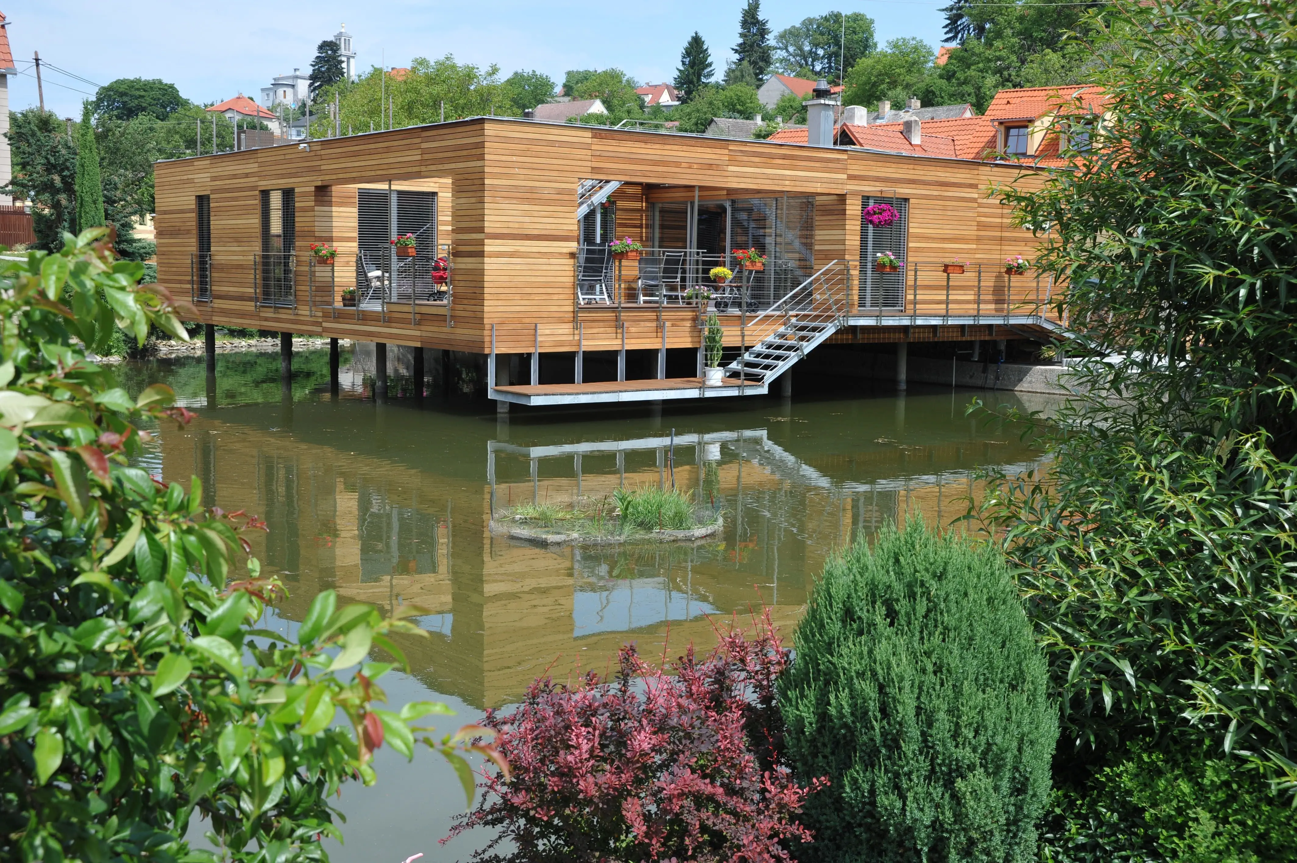 Supplier Quality Strong Built Dark Red Meranti Wood Facade Cladding