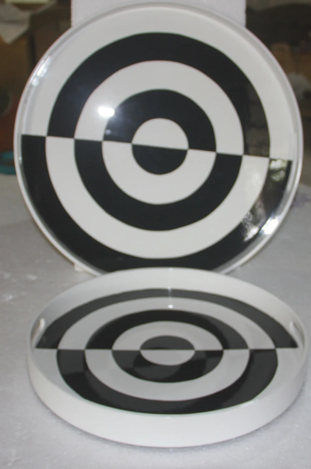 Vietnam Handicraft Nautical Flower Round Lacquer Tray with Handles in Black & White Finishing