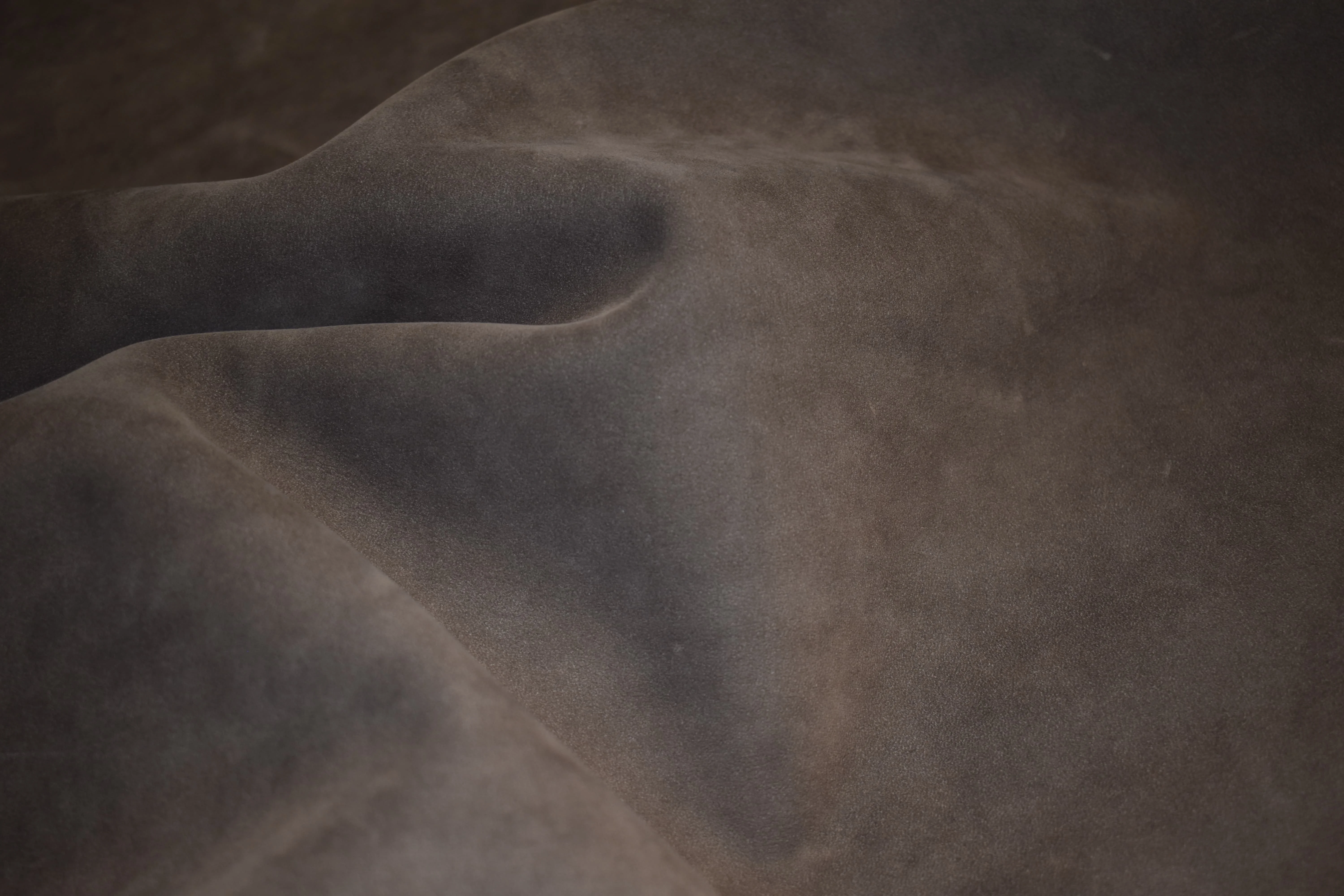 Полностью зернистая нубуковая коровья кожа толщиной 1 3 5 мм Гладкая и круглая. Идеально подходит для диванов кресел