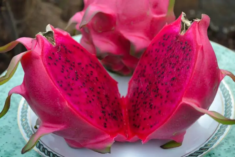 
GOOD QUALITY VIETNAM RED DRAGON FRUIT WITH CHEAP PRICE 