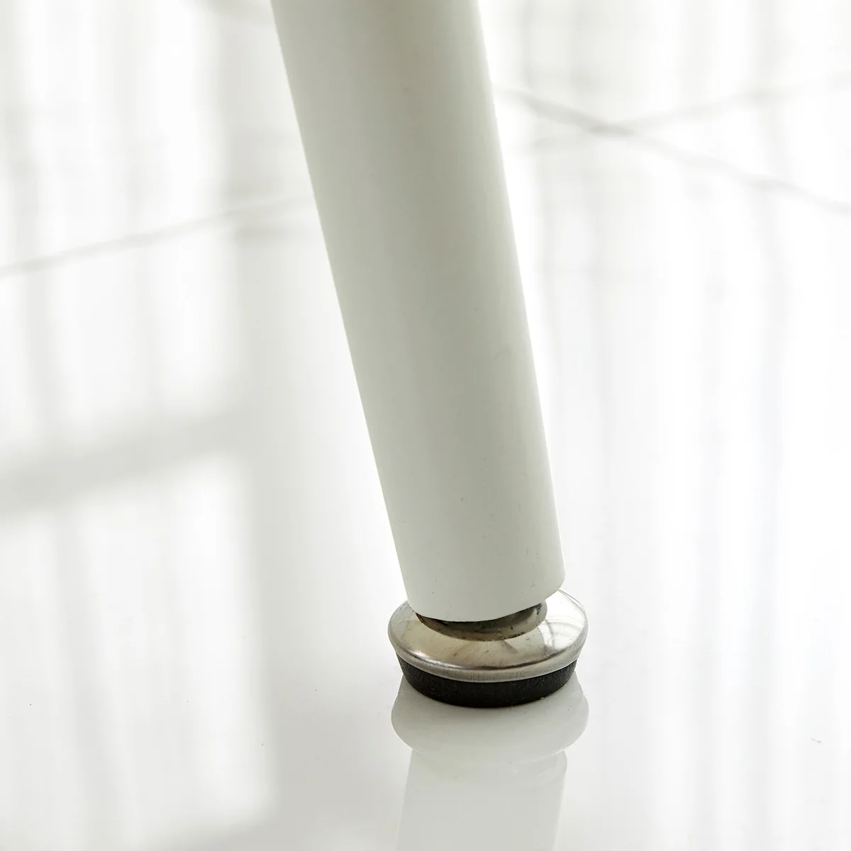 Modern Simple White Edge Stripe Top White Steel Frame Rectangular White Dining table set