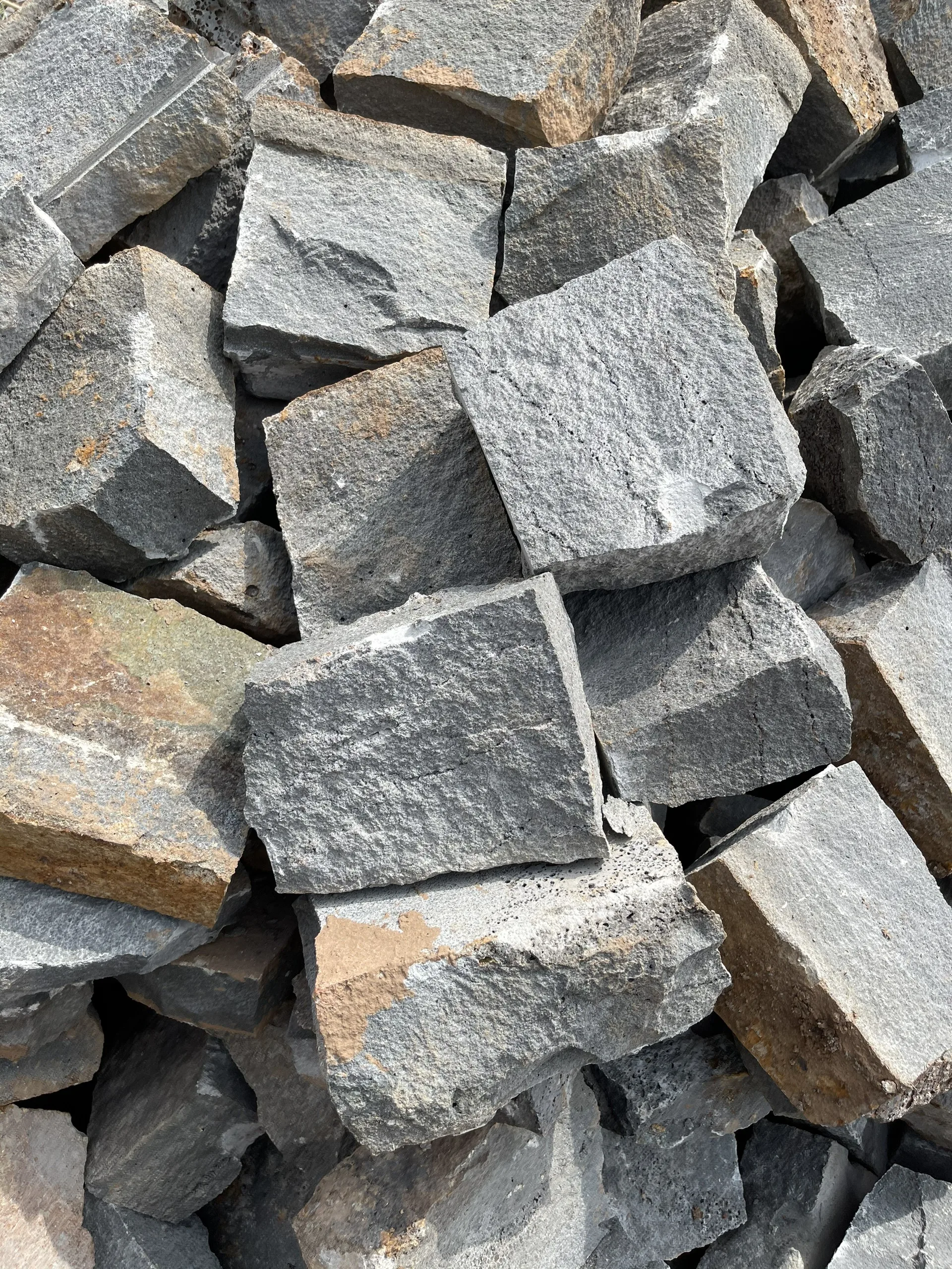 High Quality  ELA Stone Farmhouse Midcentury Rustic Villa Garden House Picked  Basalt Stone from Vietnam