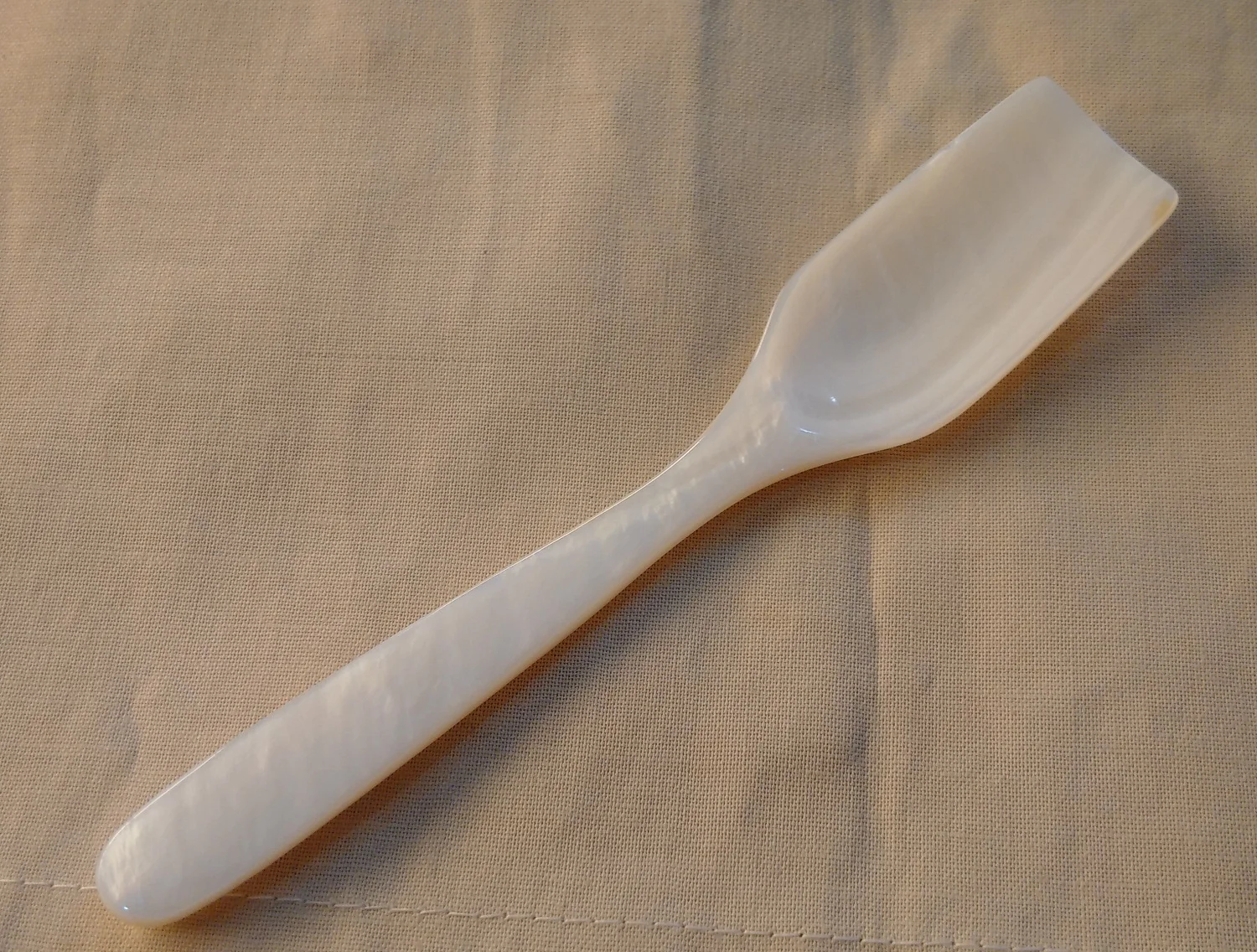 Caviar spoon from shell size 9cm