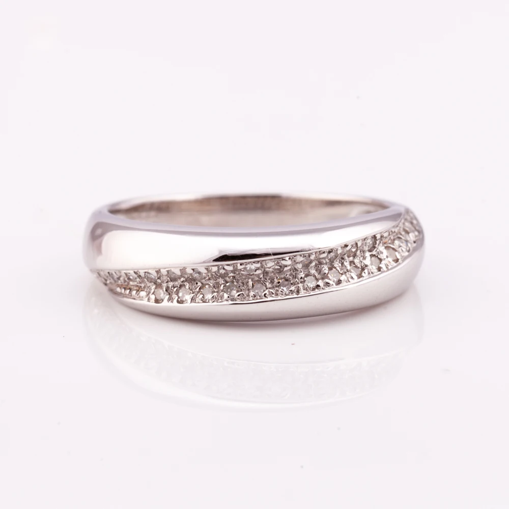 Простое но элегантное кольцо из серебра 925 пробы с родиевым покрытием и бриллиантами по заводской цене доступна бижутерия bella