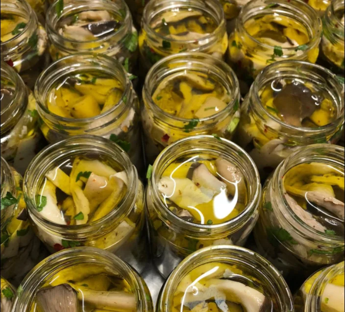 High Quality  champignon mushroom  300 gr  in oil in jar Made in Italy