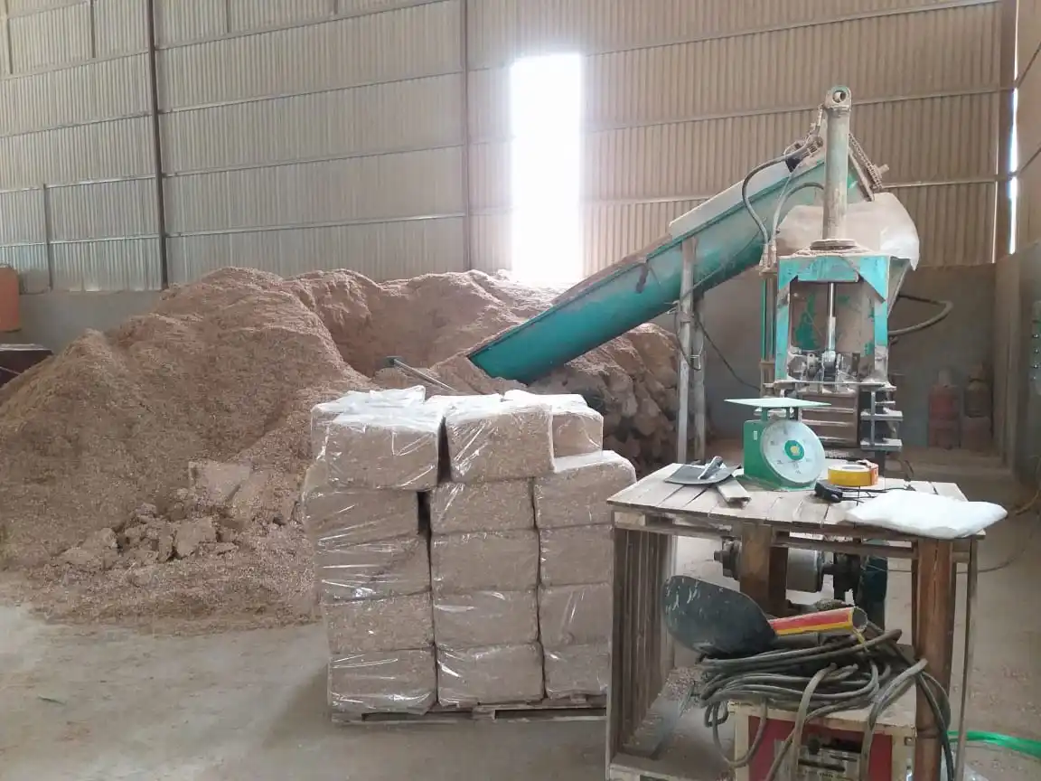 100% PINE WOOD SHAVING / SOFT SHAVINGS for POULTRY and ANIMALS BEDDING WHATSAPP: +84