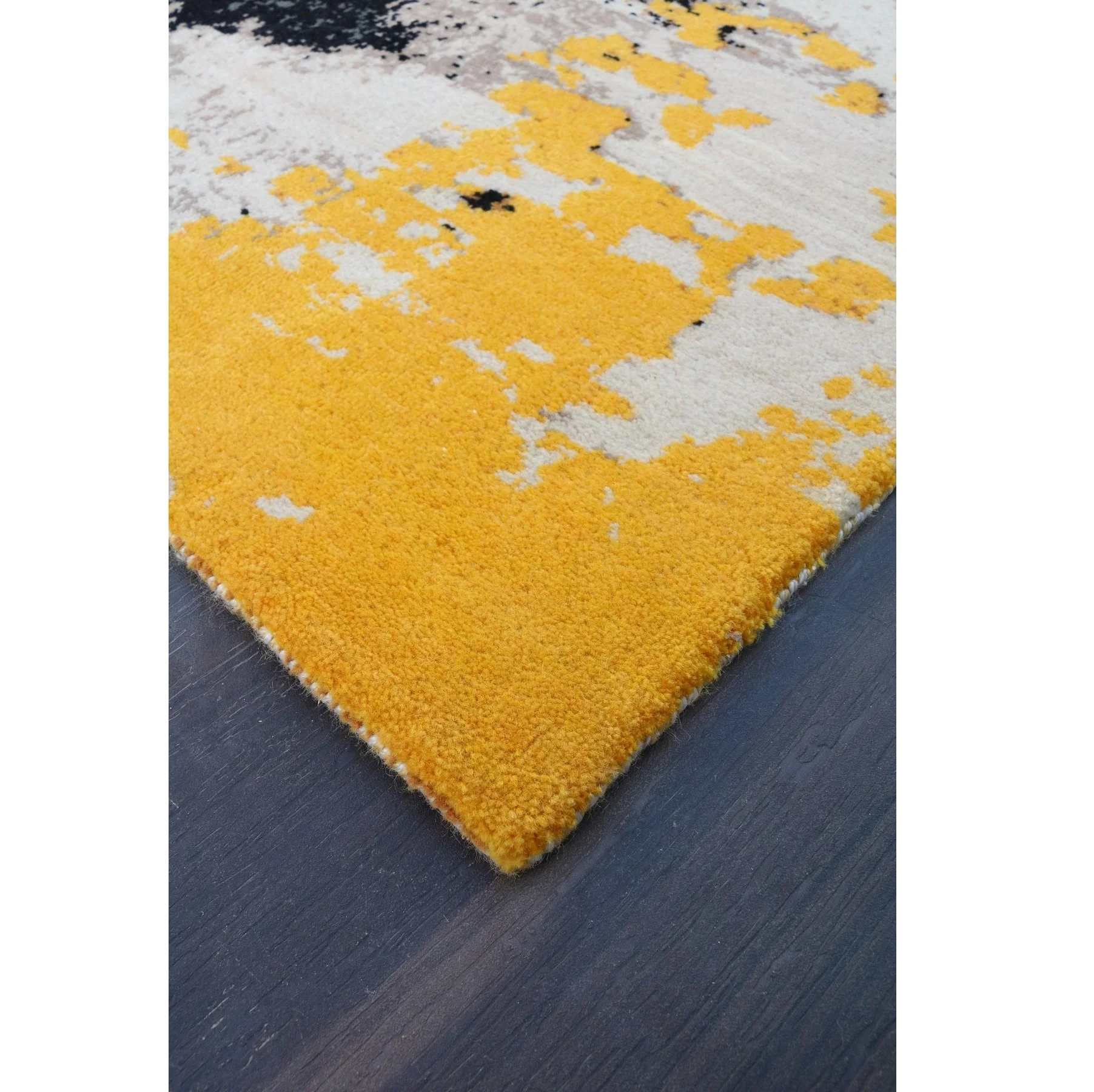 Handknotted Carpet For Living Room And Bedroom to Enhance The looks Of Your Interior Looks