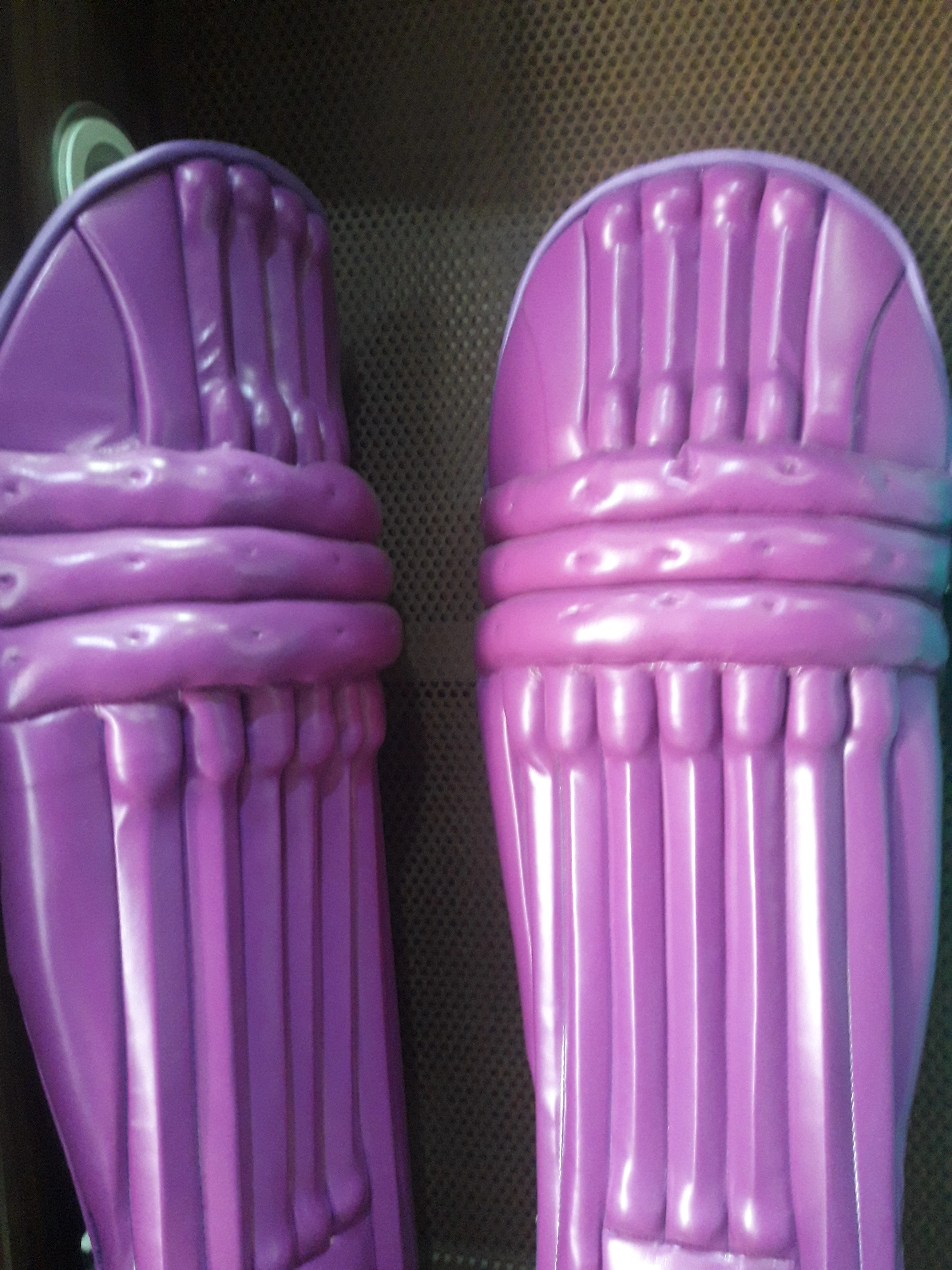 
Highly Protected Batting Pads, Gloves and English Willow Cricket Bat International Players Editions Full complete Kit 