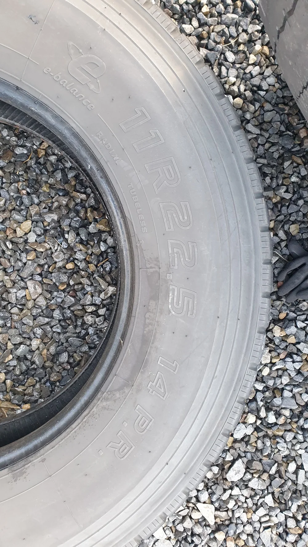 
Wholesale Highly Recommended SOLID TIRE MIX with A Good Mix of Dry and Wet Grip 