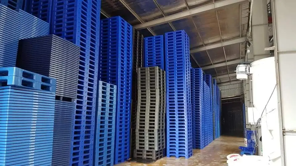 4-Way Single Faced blue Plastic Pallet Euro Pallet With Size 1050*760*165mm For Logistics Packaging From Vietnam