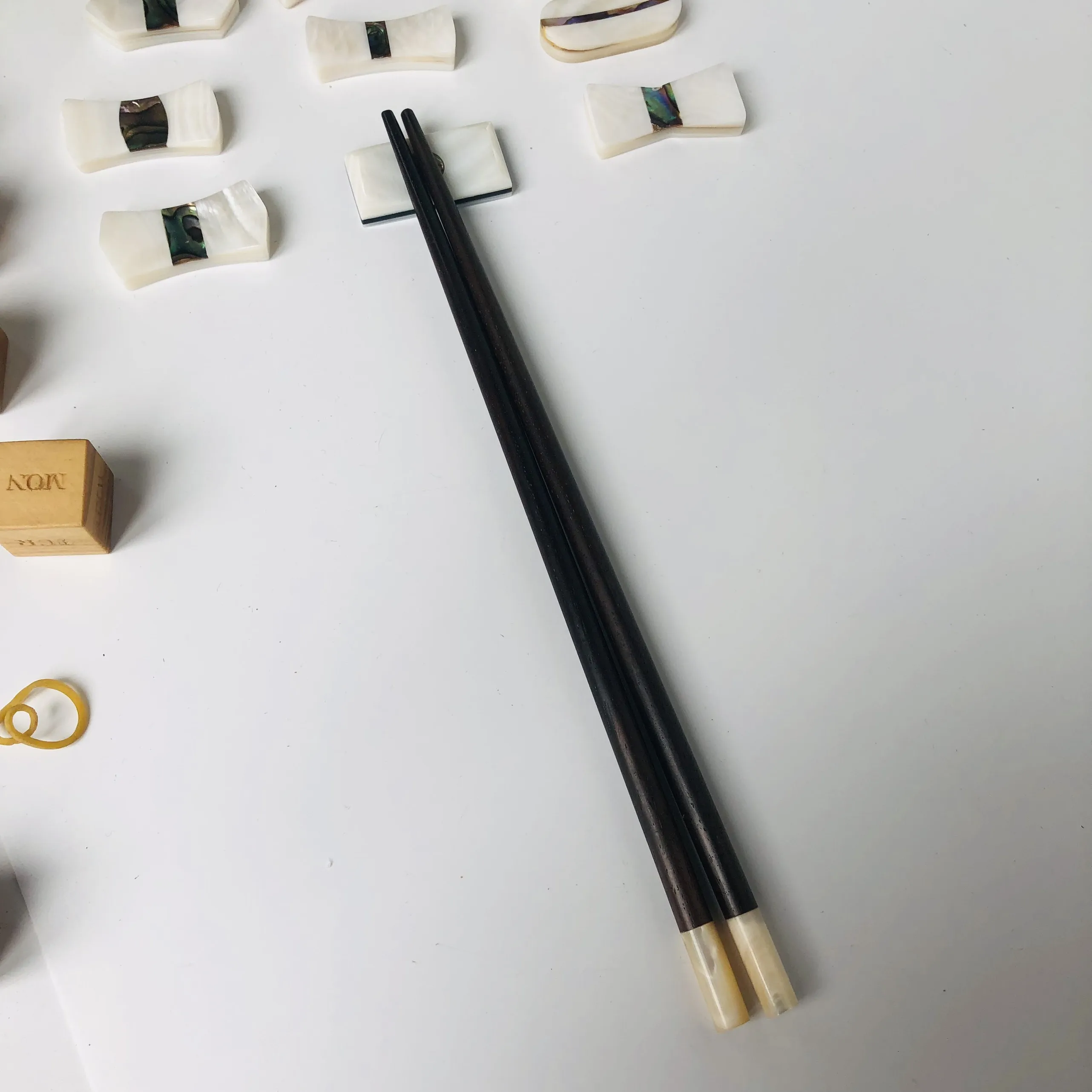 Factory Cheap Oval Shape Long Chopstick Rest Chopstick Holder Mother of Pearl Seashell Shell Customized Color Tableware