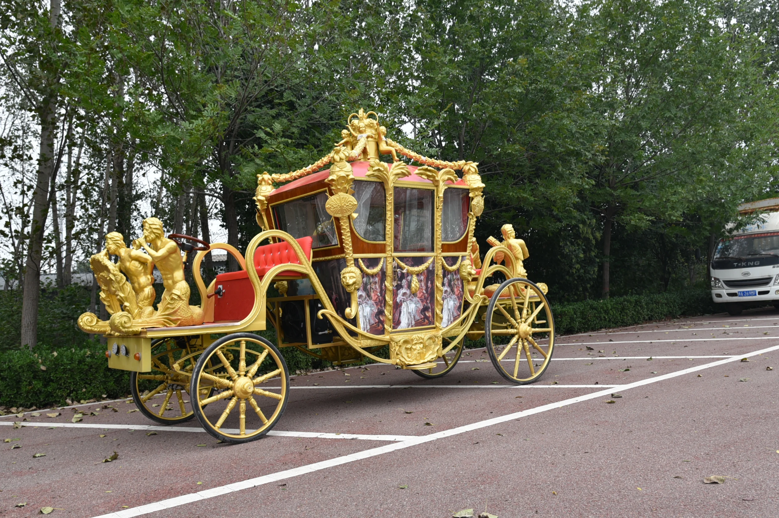 
Original Manufacturer Electric Royal horse carriage with airconditioning/heater/mp3 radio system for sale 