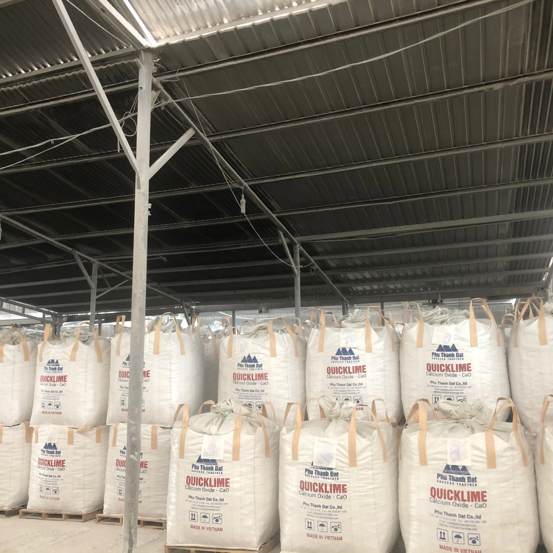 Недорогая цена, 2021 высококачественный быстросожженный Лайм CaO 90% мин, произведенный во Вьетнаме