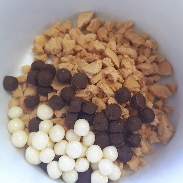 
Mini drops, white chocolate crispy & caramel cookies crumbs mix bulk 