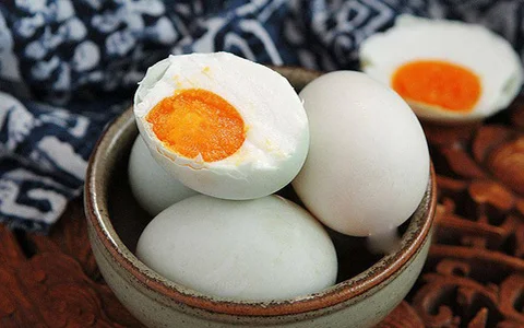 Куриные яйца по низкой