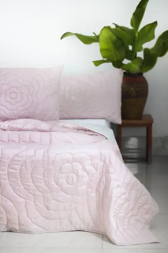 Silk Quilt by silk fabric, made by hand stitching