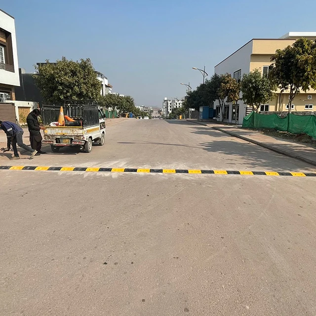 ABS Plastic Speed Bump Hump Traffic Safety Speed Reducer Heavy Duty Reflective Breaker