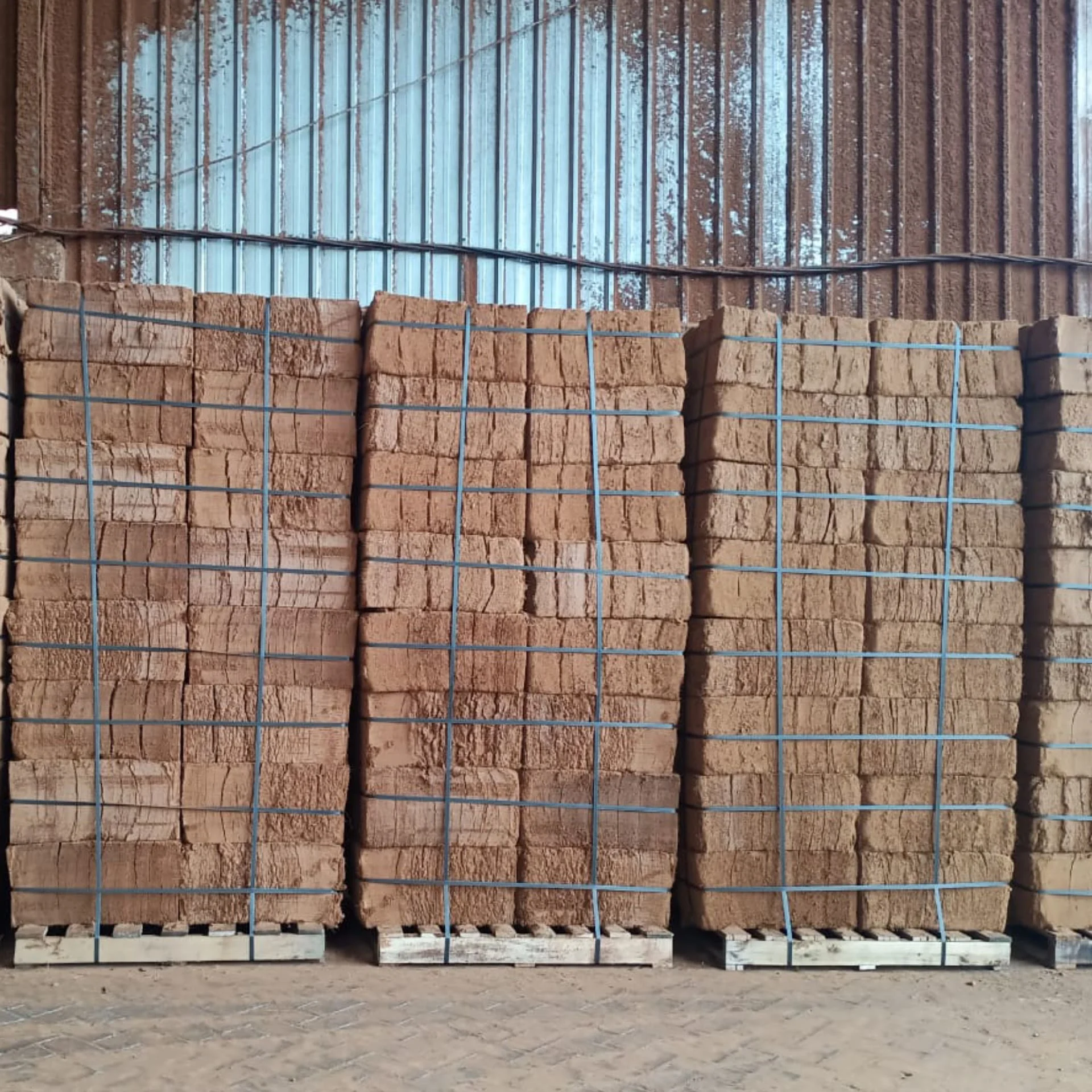 Cocopeat Coco Coir Coco Pith Brick / Block 5 kg High EC Indonesian Best Quality
