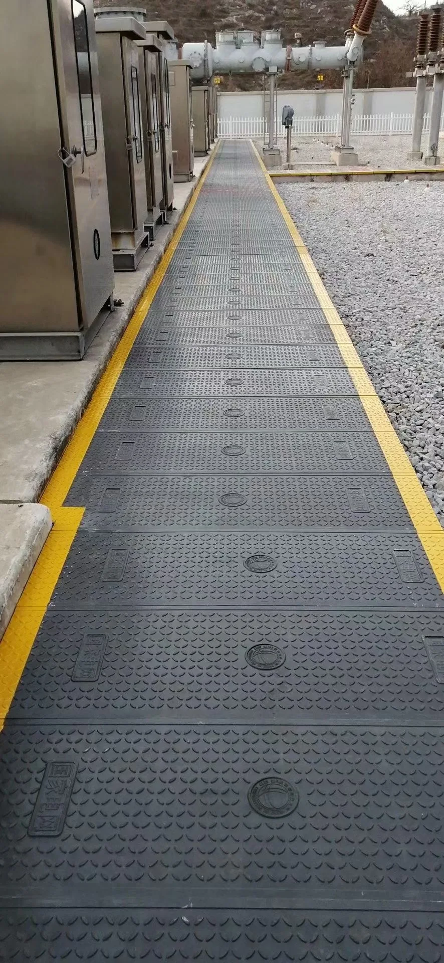 Customizable fiberglass manhole cover MH-H18 model gully grates application anti skidding From EE-Wood Singapore