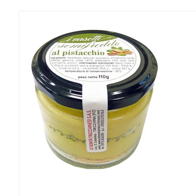 Типичный итальянский десерт semifreddo в стекле с фисташками